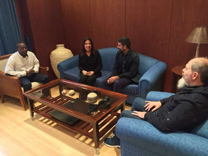 Nicolás Castellano (c), Issa Sibide (i) y Juan Medina (d), este jueves en Alcaldía (Foto TA)